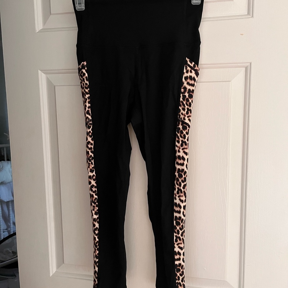 Zyia leggings with side pockets